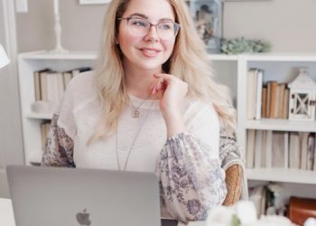 Blogger. cc. Unplash.com/Paige Codi